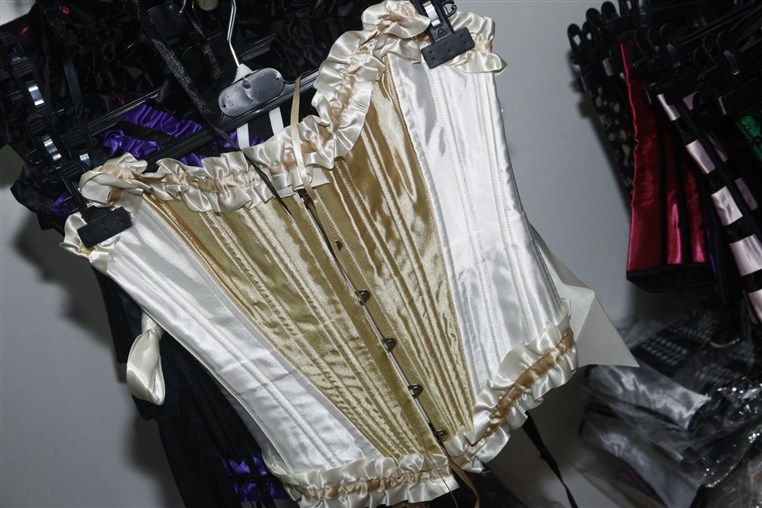 Cravate et Corset Opening